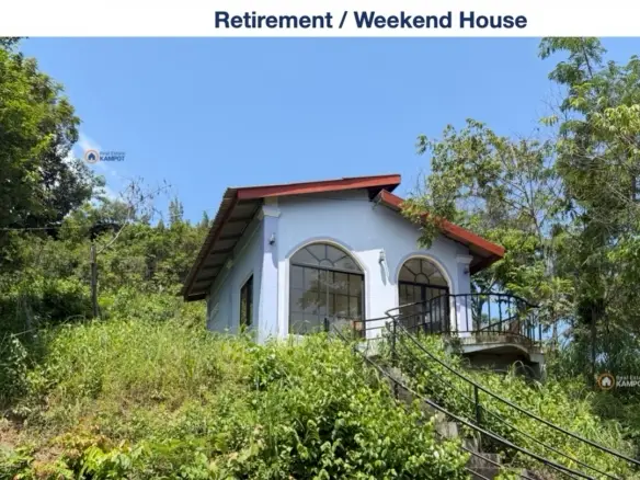 Beautiful Hillside Home with Perfect View at Secret Lake